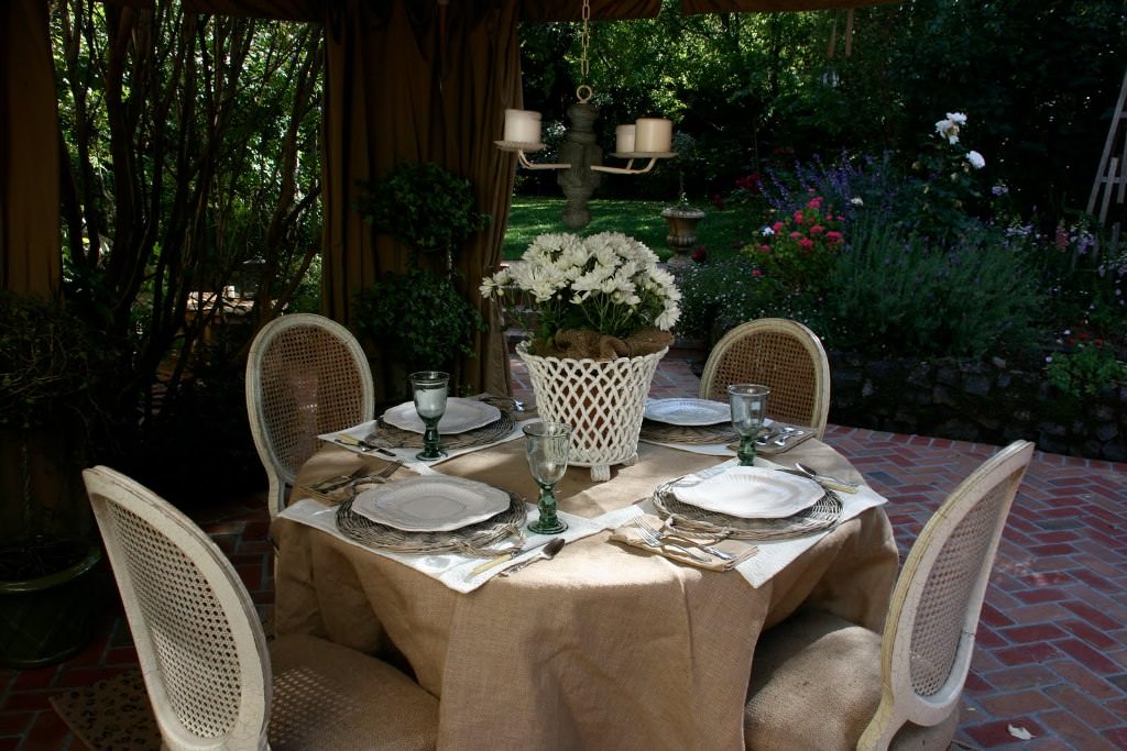 Image of: A Best Round Burlap Tablecloth