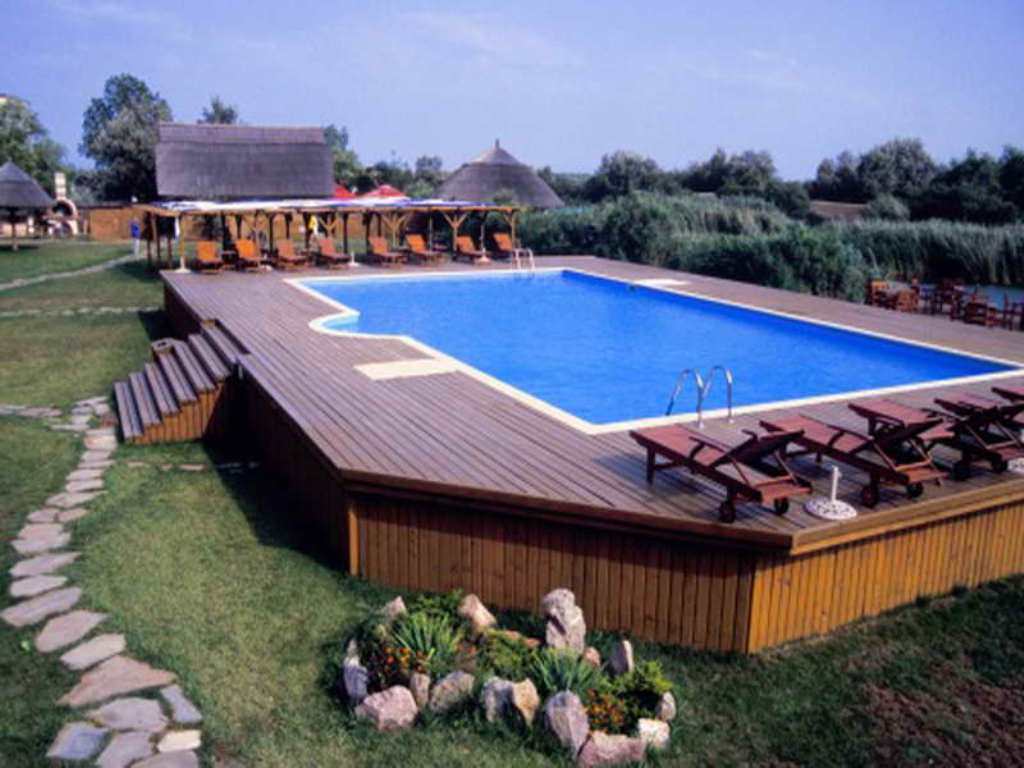 Image of: Backyard Decks With Pools