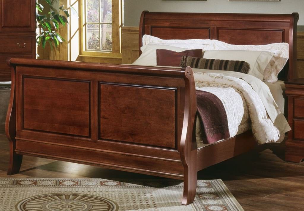 Image of: Broyhill Queen Sleigh Bed
