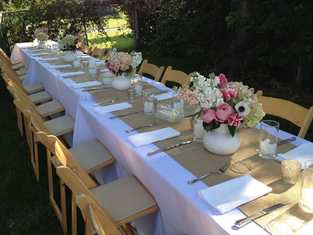 Image of: Burlap Runner On Round Table