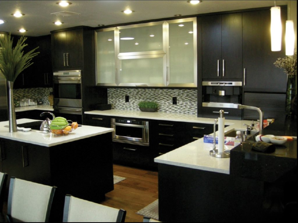 Image of: Dark Kitchen Cabinets With Dark Hardwood Floors