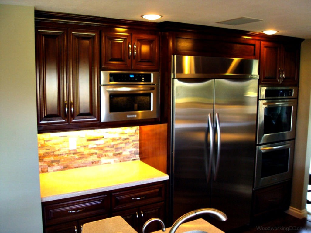 Image of: Dark Kitchen Cabinets With Light Countertops