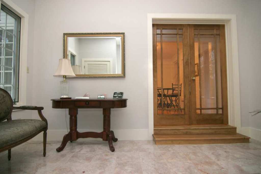 Image of: Foyer Table And Mirror