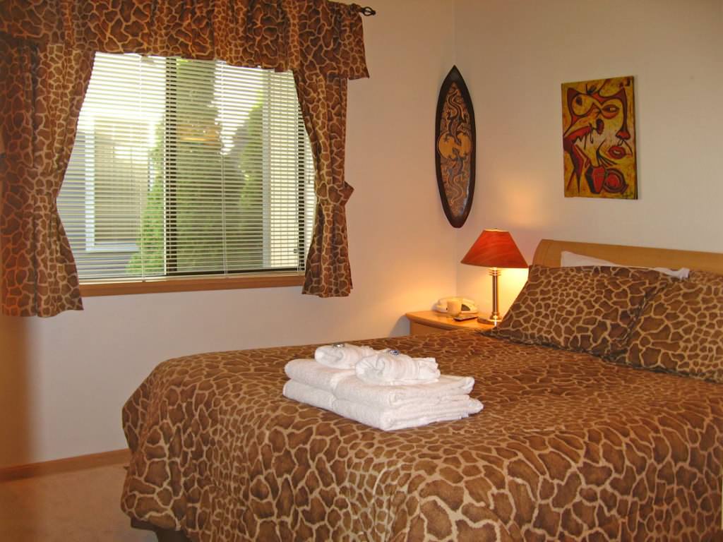 Image of: Giraffe Decor For Bedroom