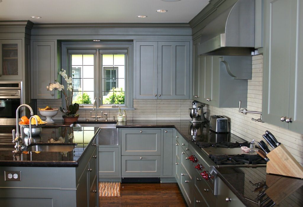 Image of: Grey Kitchen Cabinets Wall Colour