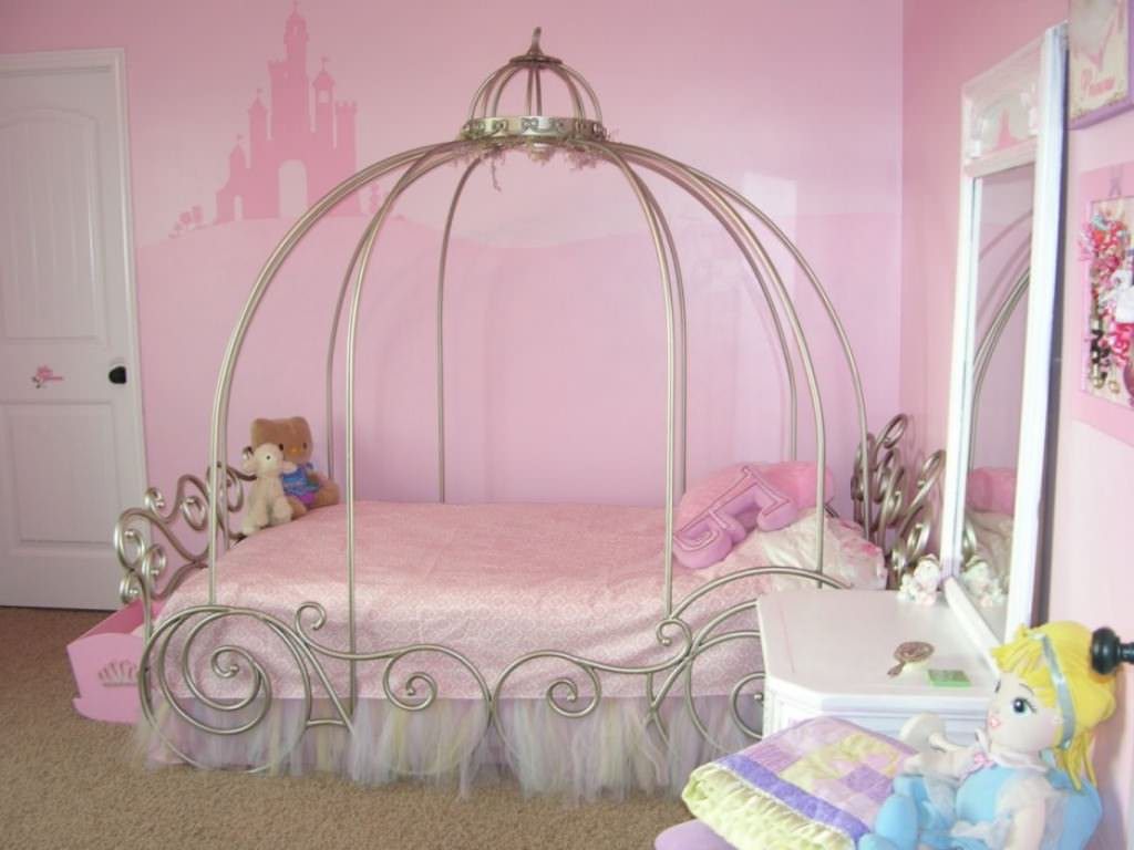 Image of: Hello Kitty Bedding Crib