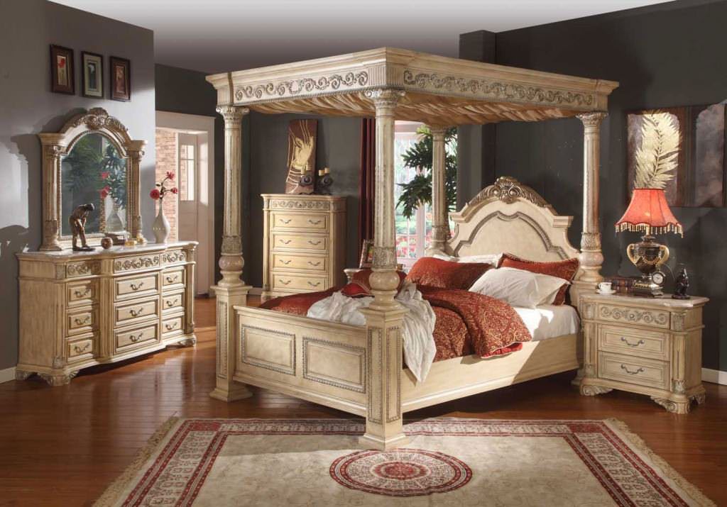 Image of: King Size Antique Canopy Bed