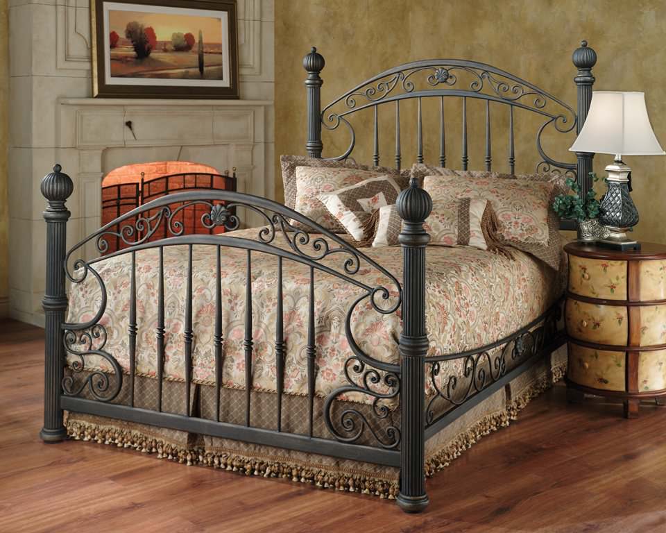 Image of: King Size Brass Canopy Bed
