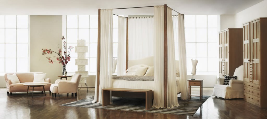 Image of: King Size Canopy Bed Dimensions