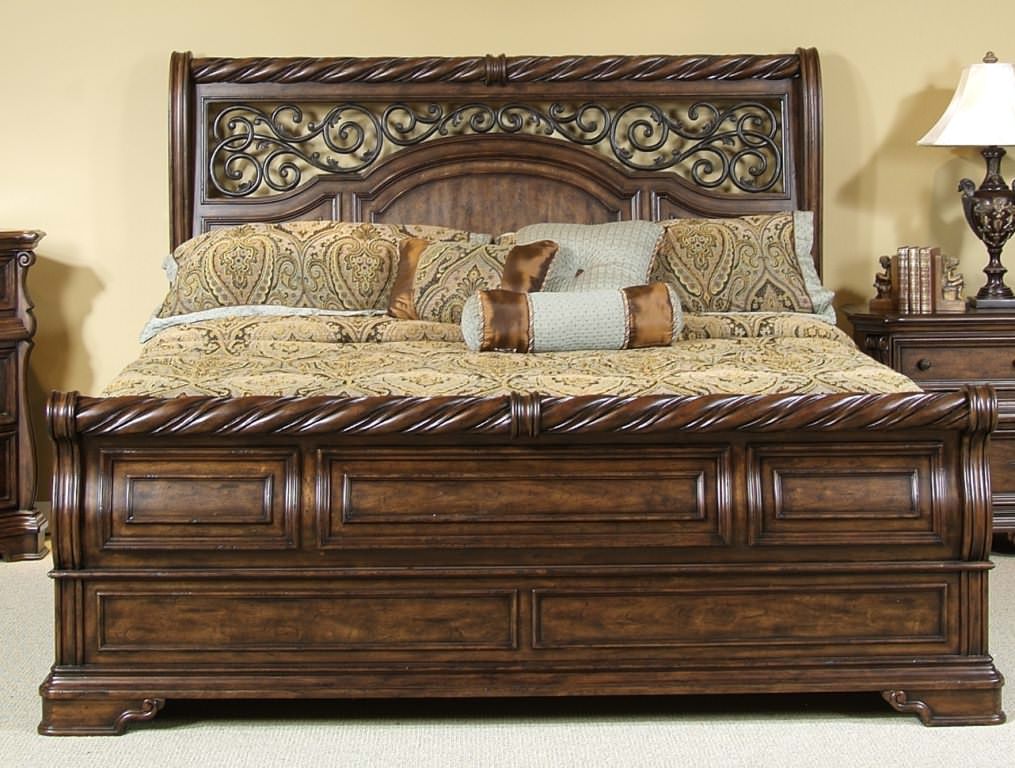 Image of: King Sleigh Bed Drawers