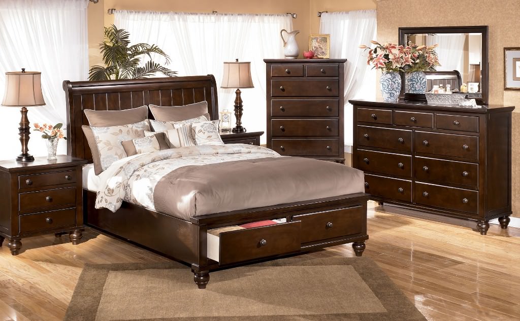 Image of: King Sleigh Bed With Drawers