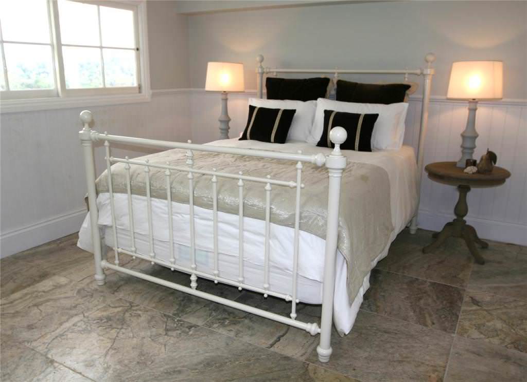 Image of: Metal Bed Frame Queen Cheap