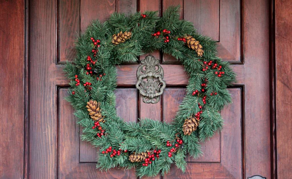 Image of: Outdoor Decorative Wreaths For Homes