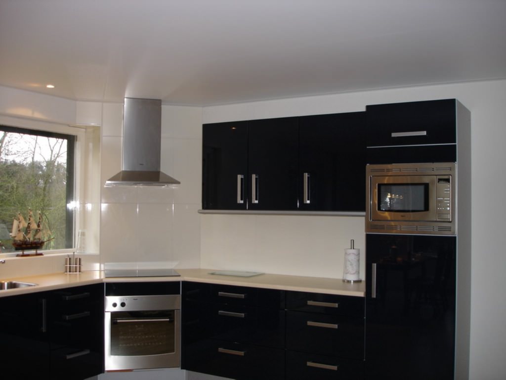 Image of: Pics Of Black Cabinets In Kitchen