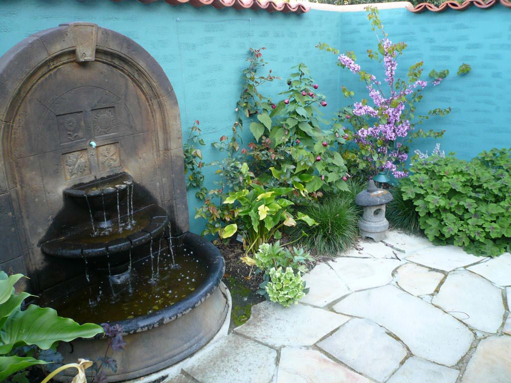 Image of: Small Outdoor Concrete Fountains Ideas