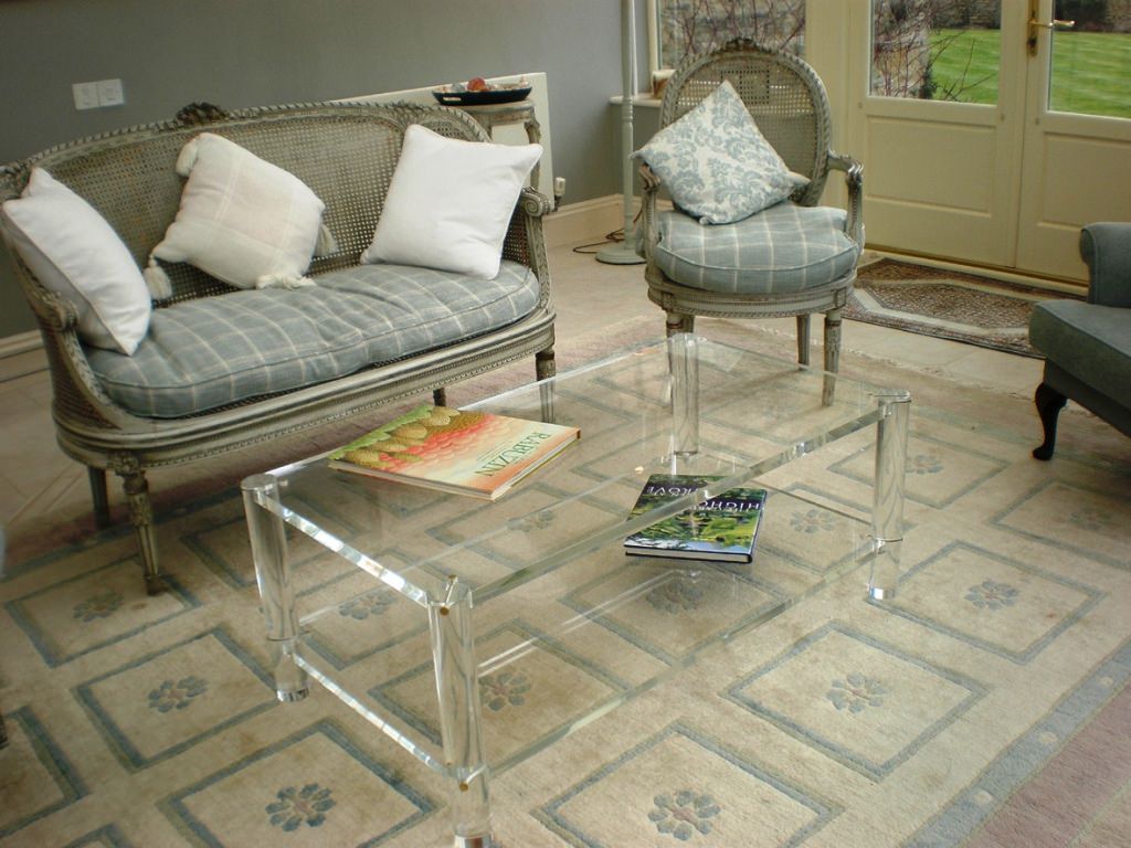 Image of: Transparent Acrylic Coffee Table