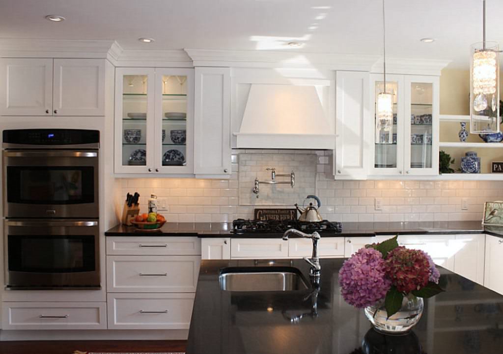 Image of: White Shaker Kitchen Cabinets Pictures