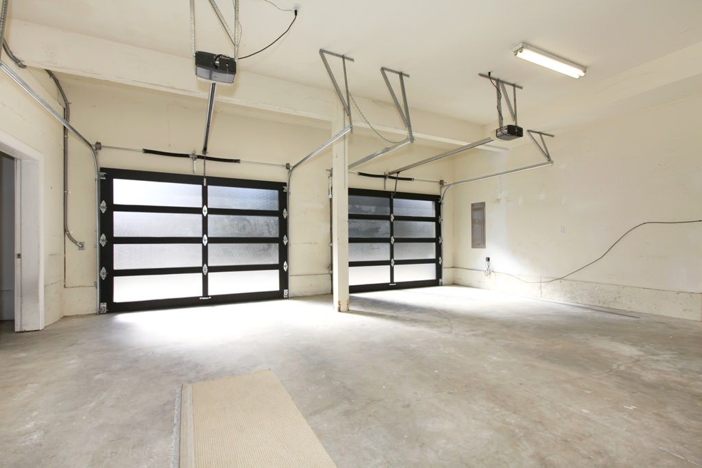 Image of: Fiberglass Carriage Garage Doors