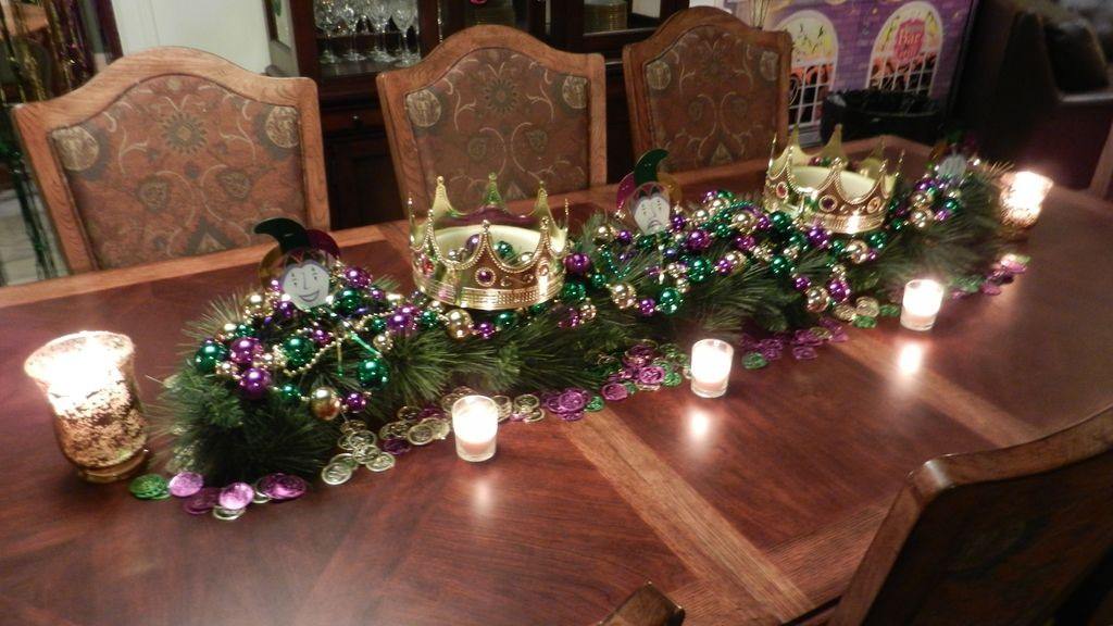 Image of: Mardi Gras Dining Table Decorations