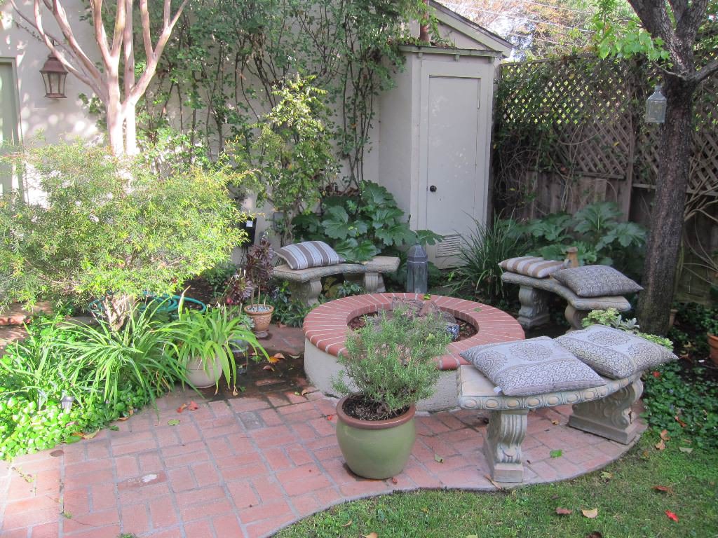 Image of: Small Backyard Makeover Ideas With Firepit