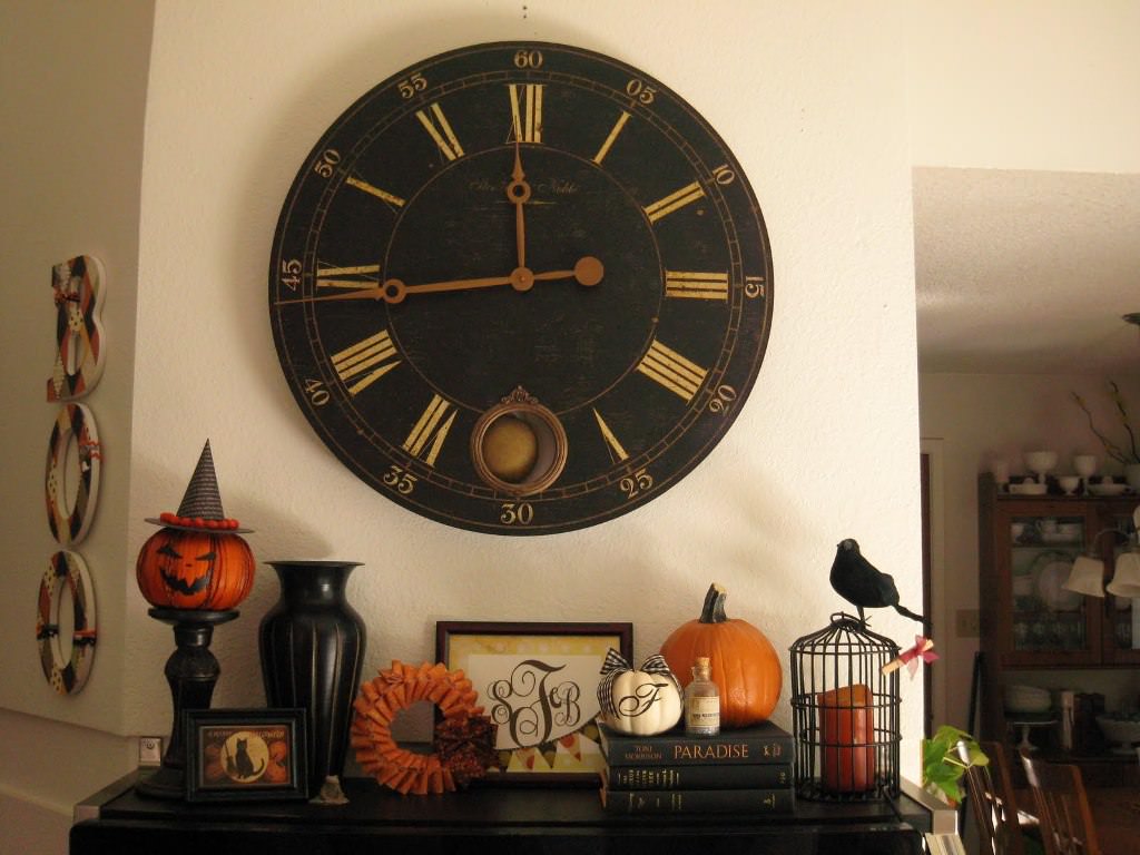 Image of: Decorate Fireplace With Wall Clocks