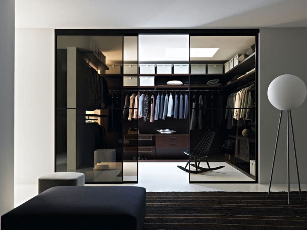 Image of: Example Of A Minimalist Closet Wardrobe