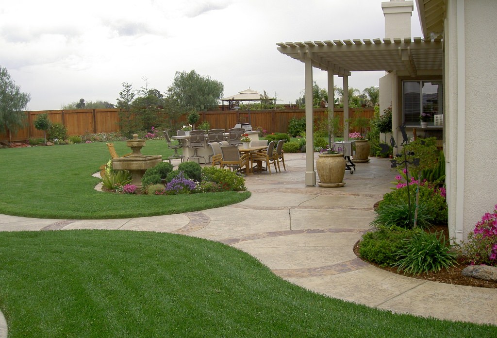 Image of: Best Small Backyard Landscape Design