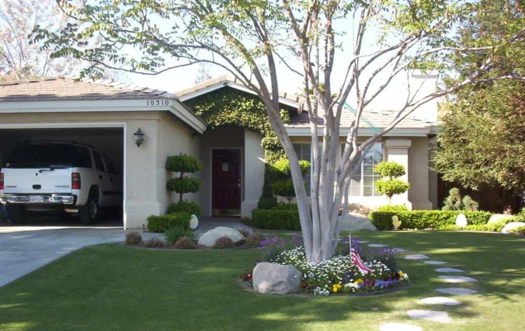 Image of: Best Small Front Yard Landscaping With Driveway