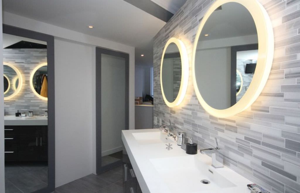 Image of: Lighted Bathroom Mirror Modern