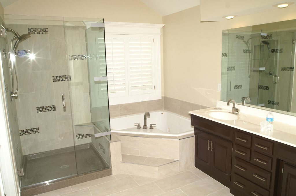 Image of: Small Bathroom Layout Designs
