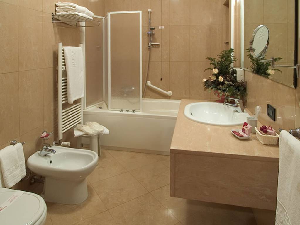 Small Bathroom Layouts With Tub