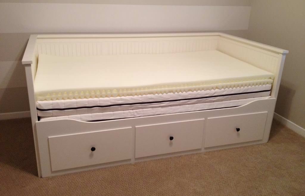 Image of: Ikea White Bed And Day Bed