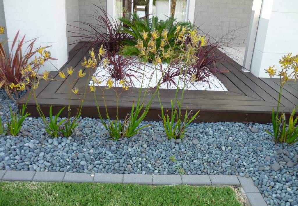 Image of: landscaping with river rock for small front yard