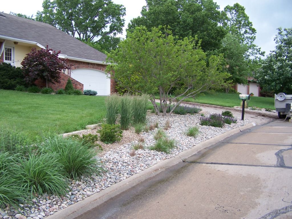 Image of: landscaping with river rock front yard